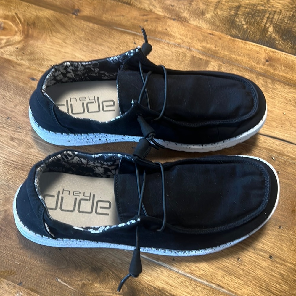 HEY DUDE shoes. Size 9.